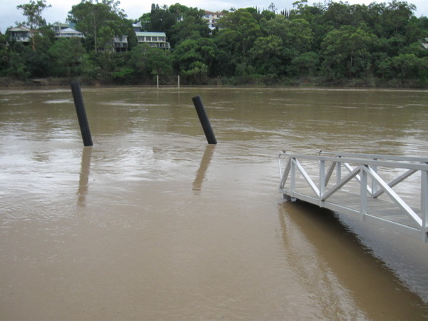 126-UQCC pontoon 15-1-11   600.jpg